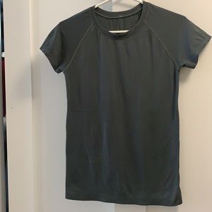 Athleta momentum T-shirt only worn a few times